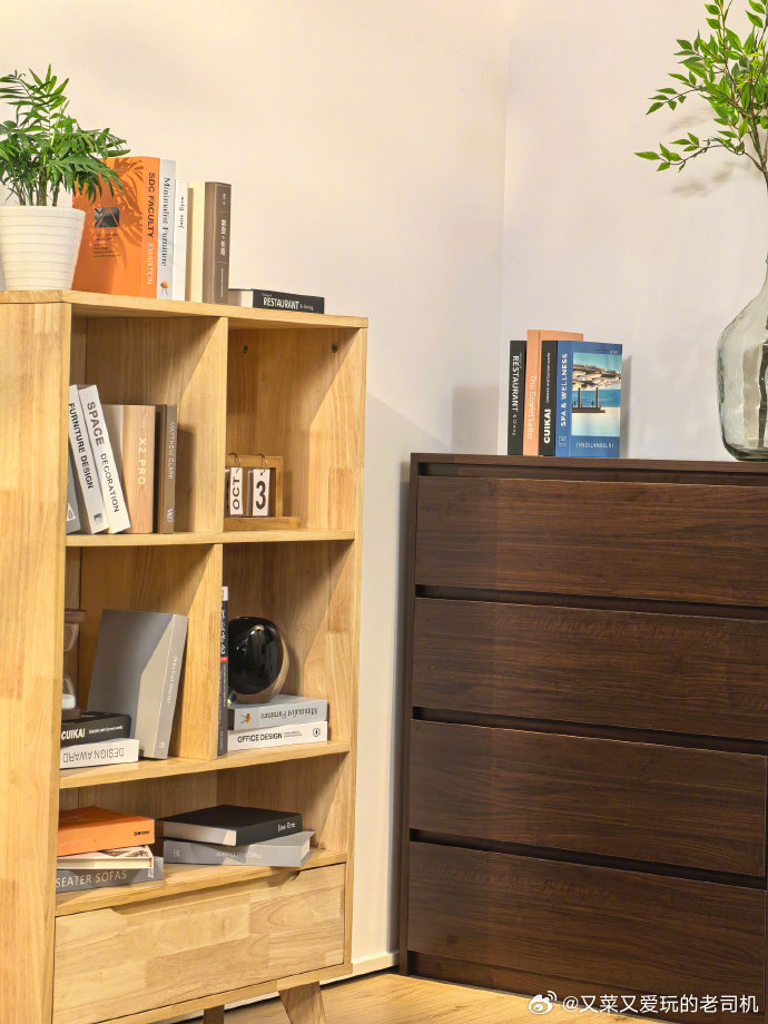 华为X2书本路由？太会玩了！
我一直就夸华为终端的产品定义能力，别说智能手机玩出花，连路由器都不断给你玩出新花样来，这你受得了吗？
所以啊，鸿蒙智行前途光明着呢

#华为[超话]##鸿蒙智行# ​