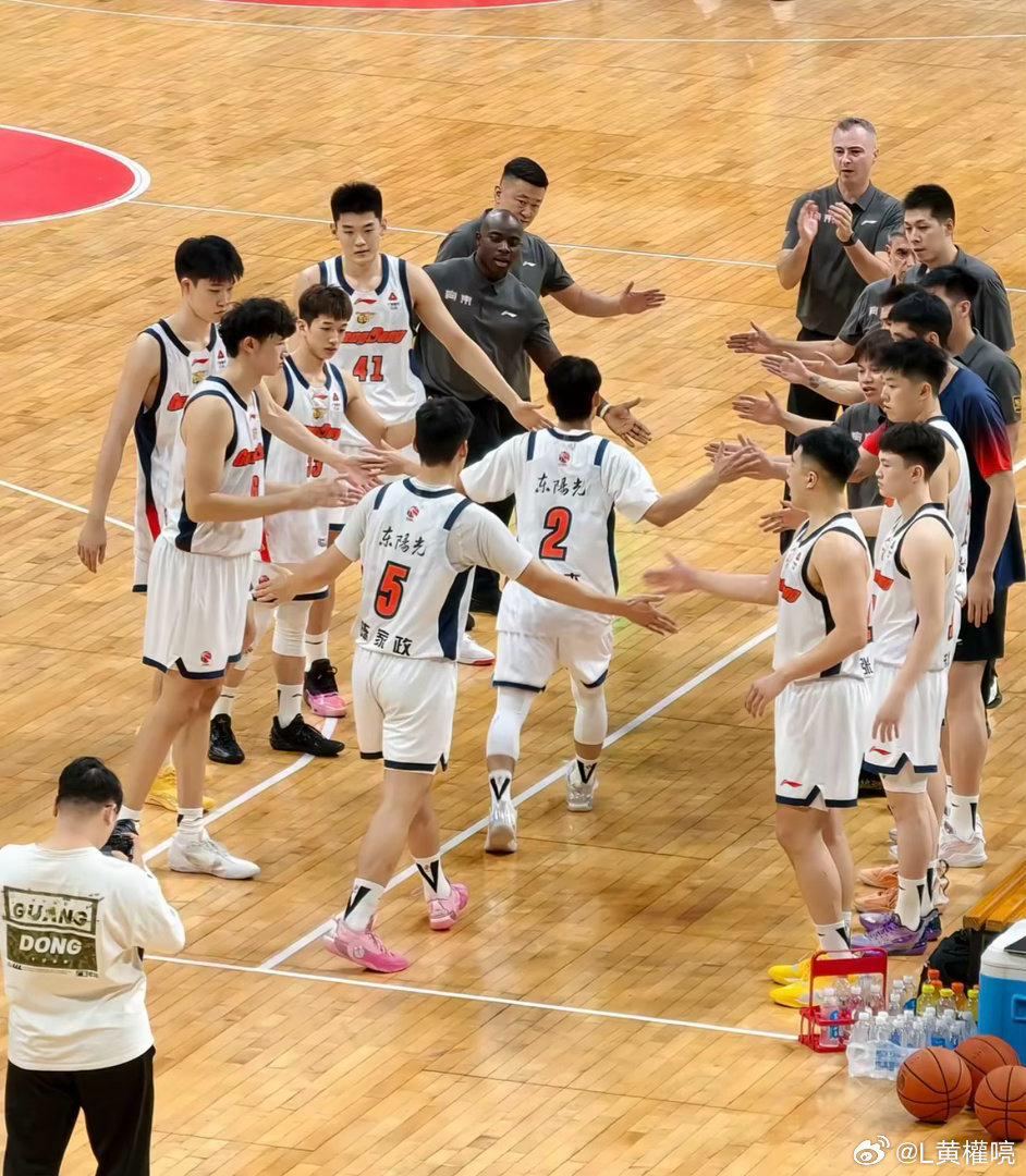 新阵容广东宏远新赛季全力以赴💪
#广东宏远[超话]# ​