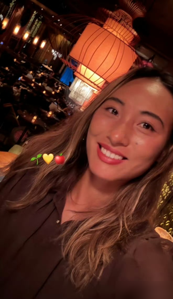 美网最后一张外卡，给了肯宁，没给郑钦文。
之前所有人都猜，这张卡是留给小威的。等她点头，等她复出单打。结果小威官宣了：只打混双，搭档阿尔卡拉斯。单打？不碰。
于是那张预留的外卡，转手给了别人。
郑钦文没等到。她明天开始打资格赛，从第一轮往上爬。
有人替她可惜，说资格赛累，掉身价。也有人说，正