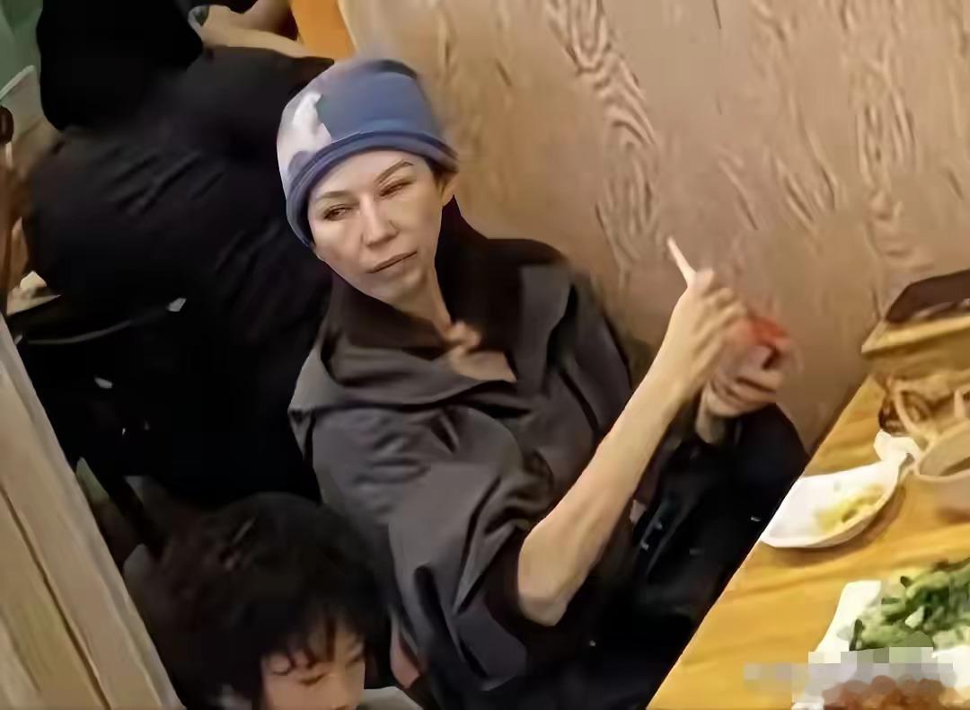 实话实说我就是够瘦的了，可是还有比我更瘦的人。看到蔡少芬这副瘦样子，我感觉我都成了胖子了。
​看看蔡少芬瘦成啥样子，手杆就剩一层皮了，骨瘦如柴的，整个人就一副病态，就像大病初愈的感觉，病怏怏的，没有一点精气神。
​说实话看到蔡少芬这样子，真的令人担心，整个人给人感觉就像被抽空一样的 ​