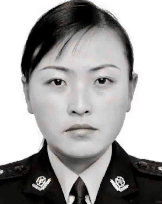 致敬缉毒警杜萍！她是英勇的女英雄，年仅38岁。在执行押送犯人任务时遭遇车祸不幸牺牲。她是永不凋零的铿锵玫瑰！为她点赞！ ​​​
