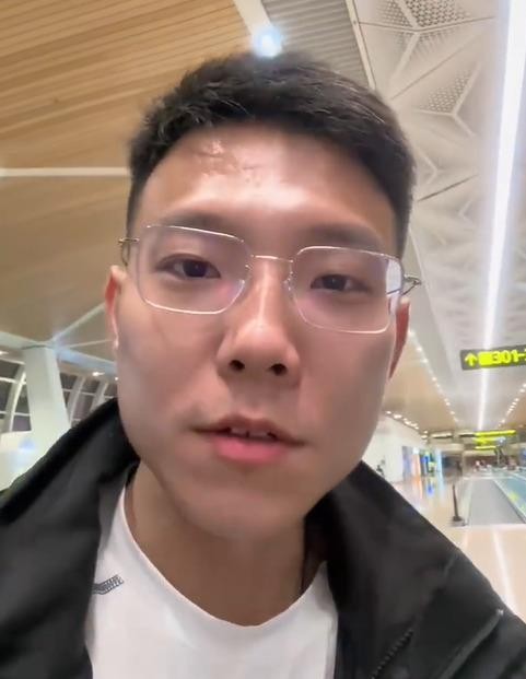 台湾歌手郑智化坐轮椅在深圳机场登机，结果升降车和机门差了25厘米，轮椅推不进去，腿也跨不进去，最后是连滚带爬进的机舱。深圳机场后来道歉了，说是因为近机位饱和安排了远机位，升降车按安全规范必须保持20厘米高差。
这事看完心里挺不是滋味的。机场按规范操作没错，但一个行动不便的人，面对那25厘米的坎，是真