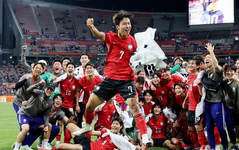 ⚡韩媒报道｜亚运球员争议发言，韩国拟逐步废除艺体兵役豁免
据韩国媒体Naver消息，在亚运男足夺金之后，部分球员发表的相关言论在韩国社会掀起巨大舆论风波。球员直白表示参赛就是为了获得兵役豁免，金牌本身并不重要，引发大量民众对于制度公平性的质疑。

韩国国防部发言人在记者会上表态，对相关言 ​