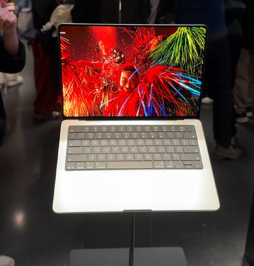 #触控版苹果笔记本真机长这样#
MacBook Pro触屏版
是苹果首款带屏幕触控的笔记本
搭载的是M5 Pro芯片和OLED屏幕
但价格确实贵呀[裂开] ​