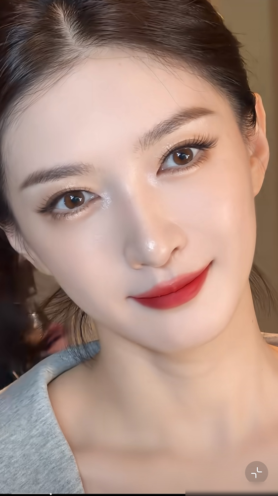 江疏影居然演了个夜场出来的假名媛，上来就扇人耳光。
《昨夜将至》里她叫阿妹，伪造学历混进豪门，人前腰板笔直眼神带刀，人后缩在角落全是市井气。
最狠的是订婚宴那场戏，旧照被当众甩出来，她没喊没闹，就眼眶一红，身子抖得要散架。
弹幕全在刷：这女的眼里有东西了。
以前总说她演戏端着，这次直接撕了标