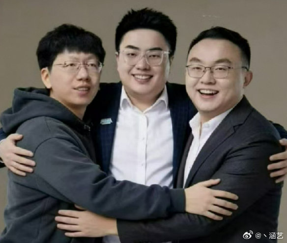 刚看到爱笑还和南威北盖复刻了AI图
从被调侃的组合 到最后一起捧起2026LPL银龙杯 确实挺励志的~ 
希望今年LPL能捧回一座全球总冠军奖杯 

#AL爱笑南威北盖复刻AI图##AL冲击S赛首冠##爱笑回应AL夺冠# ​​​