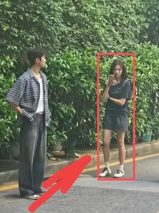 平时在红毯上被吹上天的“东北全智贤”，一离开顶级打光和特定妆造，真实状态直接把一众网友给看懵了。
路人镜头下的孙千，既没有高不可攀的神级骨相，也没有瘦到脱相的纸片人身材，晃眼一看，确实跟商场里擦肩而过的普通姑娘没太大区别。
不少人忍不住吐槽：内娱现在门槛这么低了吗？这种长相到底是谁在捧？
可讲