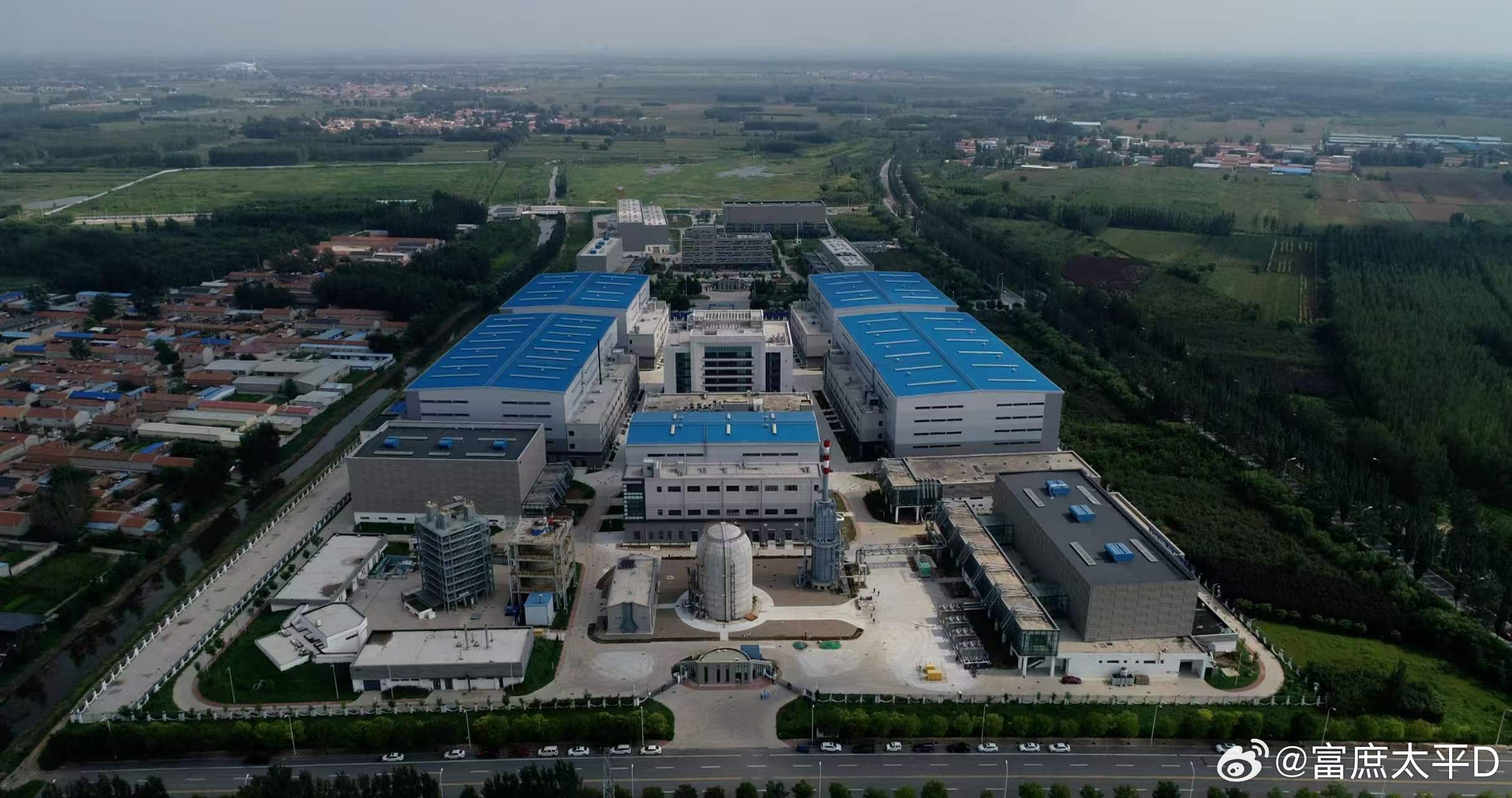 走进廊坊研发基地探寻华龙一号自主创新之路 传承两弹一星精神、践行“四个一切”核工业精神，坚守责任、安全、创新、卓越。锚定新时代核电三步走战略，承担“燃料元件产线设计”“堆型研发设计”“后处理”等核心环节，构建完整核燃料循环体系，六大研发基地协同攻坚，以自主创新奔赴核电强国之路。传承核工业精神走好核电三步走新征程