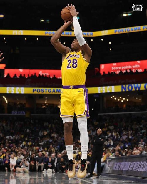 湖人历经加时苦战以 112-108 险胜火箭，系列赛取得 3-0 领先...