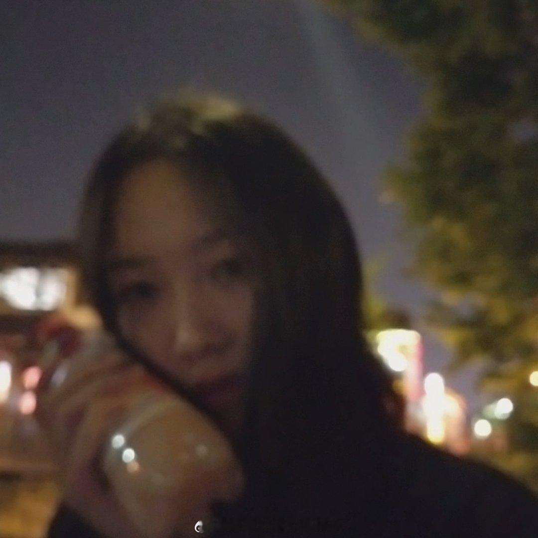 突然发现百度网盘里之前三星手机拍的照片变成live图了，已经是八年前了吗[苦涩] ​