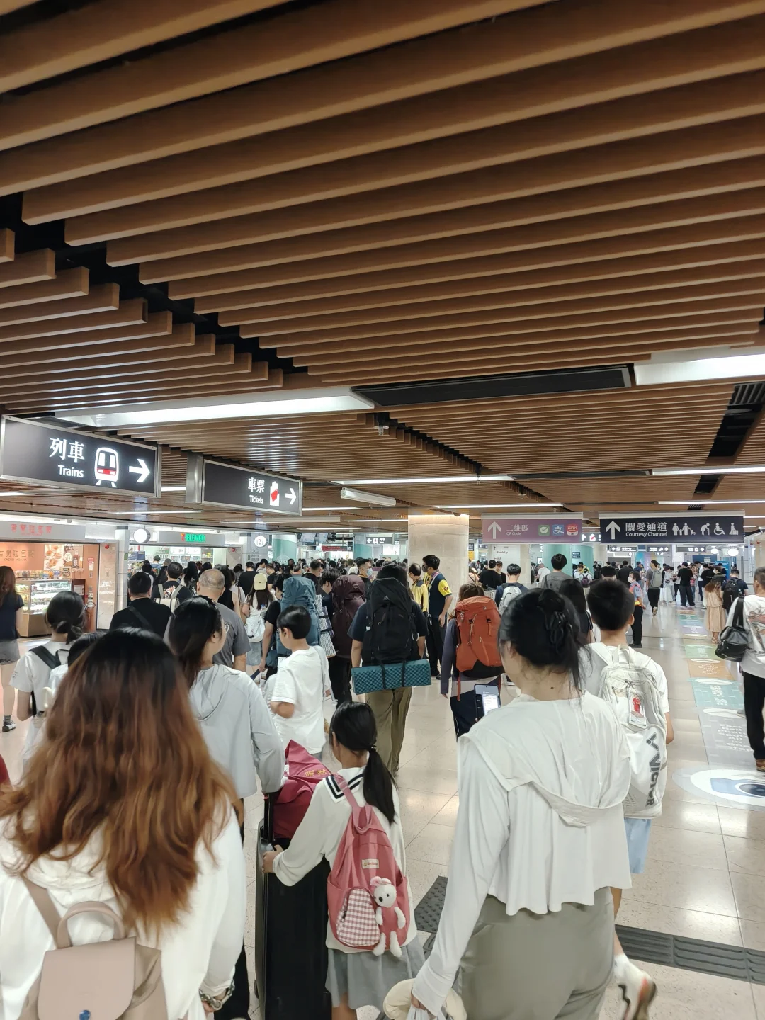 罗湖口岸去香港，好多人啊！