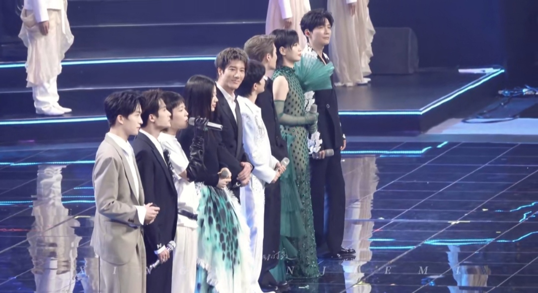 黄子弘凡、檀健次、窦靖童、单依纯、王力宏、周深、王嘉尔、周笔畅、陈楚生、孟子义、关晓彤、刘雨昕、欧阳娜娜等合唱。