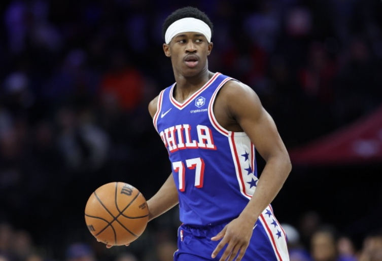 NBA常规赛，76人114-109击败步行者。赛后，76人主帅纳斯接受了媒体采访，谈到了新秀VJ·埃奇库姆的表现以及末节的人员选择。

记者问道：“埃奇库姆今晚的表现有哪些让你印象深刻的地方？”

纳斯表示：“我认为那对我来说是一个相当艰难的决定。当时另一名球员在进攻端打得很好，而且已经连续打了很长 ​