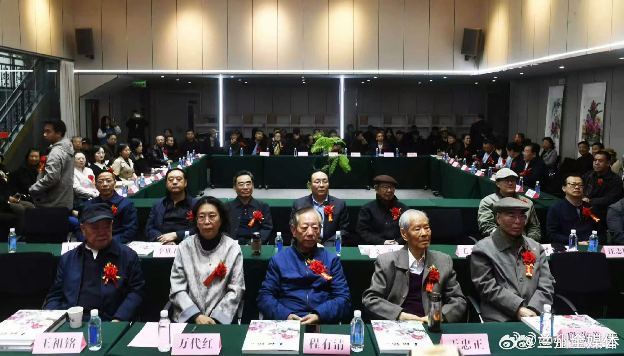 兰州举办王祖铭牡丹艺术研讨会【兰州近日牡丹艺术研讨聚共识】10月17日举办的“西部范式・时代华章——王祖铭牡丹艺术学术研讨会”，由省文联、省政府文史研究馆指导，省美协主办、省艺术馆承办，汇聚省内艺术界专家学者，围绕王祖铭牡丹艺术的艺术价值、时代意义与西部美术发展脉络展开深入探讨；与会专家结合《王祖铭卷》中的作品与手稿，分析其笔墨语言、创作理念与文化内涵，既肯定了其在西部美术史上的独特地位，也为当代花鸟画创作提供了学术参照，让这场研讨成为梳理西部美术范式、推动艺术交流的重要平台。（）同城热点创作计划兰州新增摄影交流体验空间
