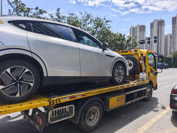 因为小电瓶问题第一次拖车，救援服务还是很棒的，响应及时而且拖车免费
但是g6的拖车钩盖板设计师要拉出去打一顿，别家一按就开了，就g6这个破盖板，死活撬不开，不然只能破坏性撬开，也不知道设计的人咋想的[生气R][生气R][生气R]
抓紧下单了鹏友推荐的强力吸盘[笑哭R]
#小鹏汽车 #道路救援 #拖车 #小鹏g6 @小鹏汽车