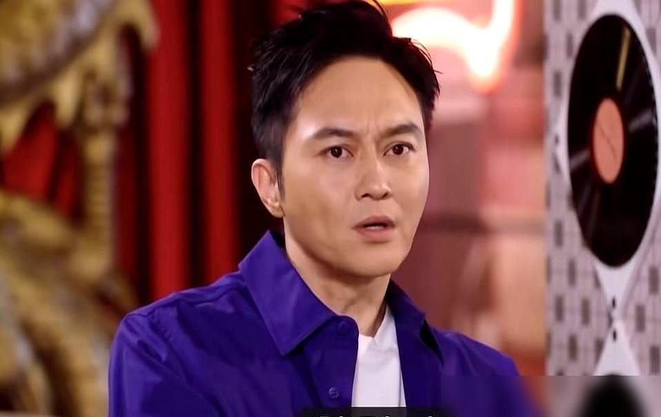 张智霖被问袁咏仪三个优点，直接回俩字：没有。
不是开玩笑，也不是欲扬先抑。他就那么平静地补了一句：她是我的人，不需要理由。
别人秀恩爱靠夸，他靠“认领”。不分析、不比较、不解释，像盖章一样把人划进自己地盘。节目里袁咏仪在旁边翻白眼，底下观众全在笑。
可你细品，这对夫妻的日常更狠。他拍戏跟女演员