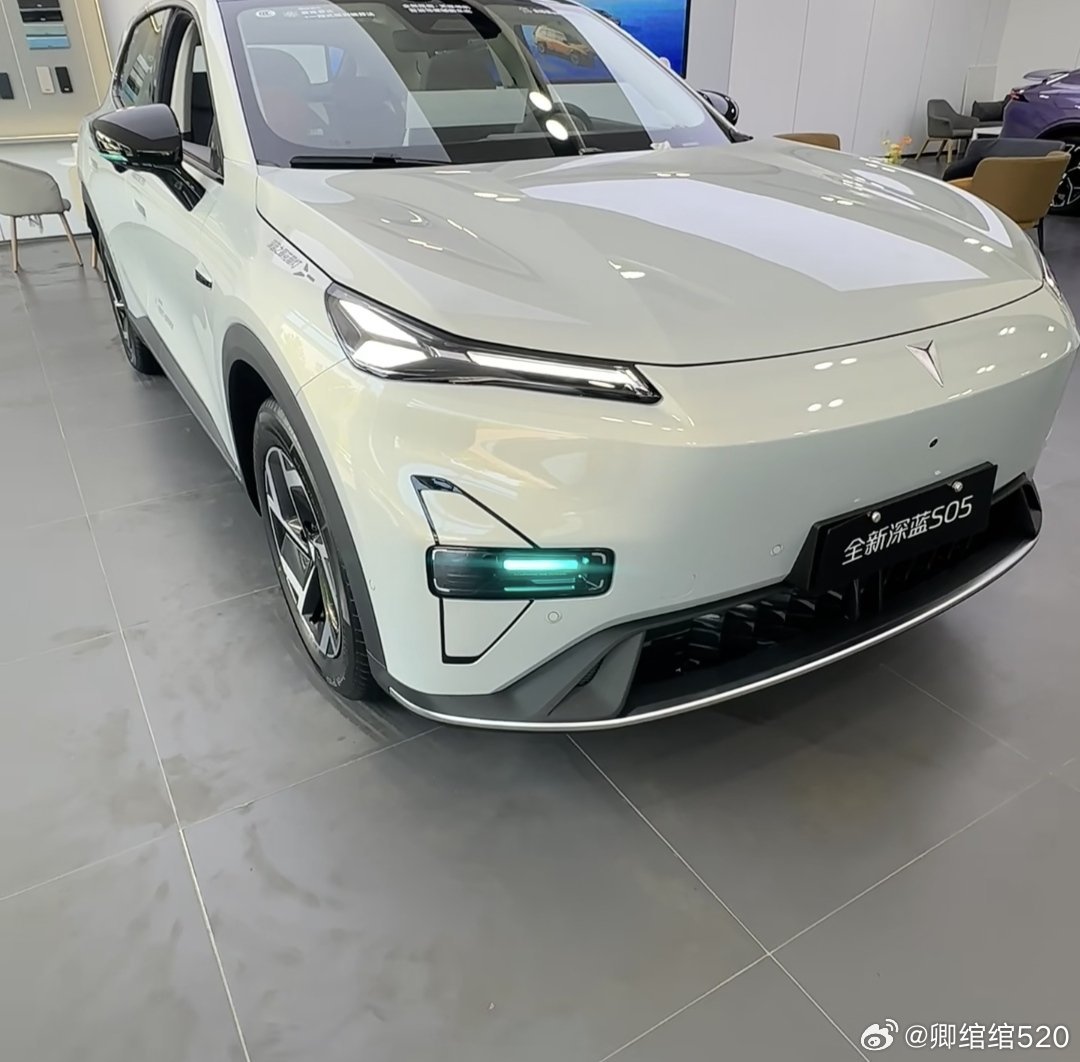 提车五天，非激光版，交个真实的选买作业。
先说选车。元PLUS稳，但对我来说太平了；埃安V空间大，但车机体验拖后腿；零跑C10配置猛，但底盘质感差点意思。深蓝S05反倒是那个各方面都处理得恰到好处的选手。不偏科，每一项都够用，这种均衡反而成了它最大的优势。
再说激光版。说实话，心动过。但后来 ​