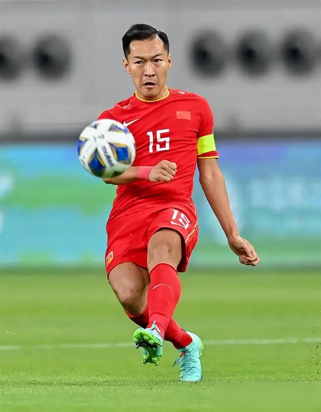 国足被骂了十几年，吴曦闷声签了5份大合同，到手1.08亿。
2013年超级杯，2015年足协杯，2020年中超冠军，2023年足协杯，2025年又一座超级杯。俱乐部荣誉拿了个遍。
国家队90场，当过队长，鼻骨骨折接着堵枪眼，亚洲杯带伤踢满全程。
36岁了，单赛季9球8助攻，被韩媒叫中国莫德里奇