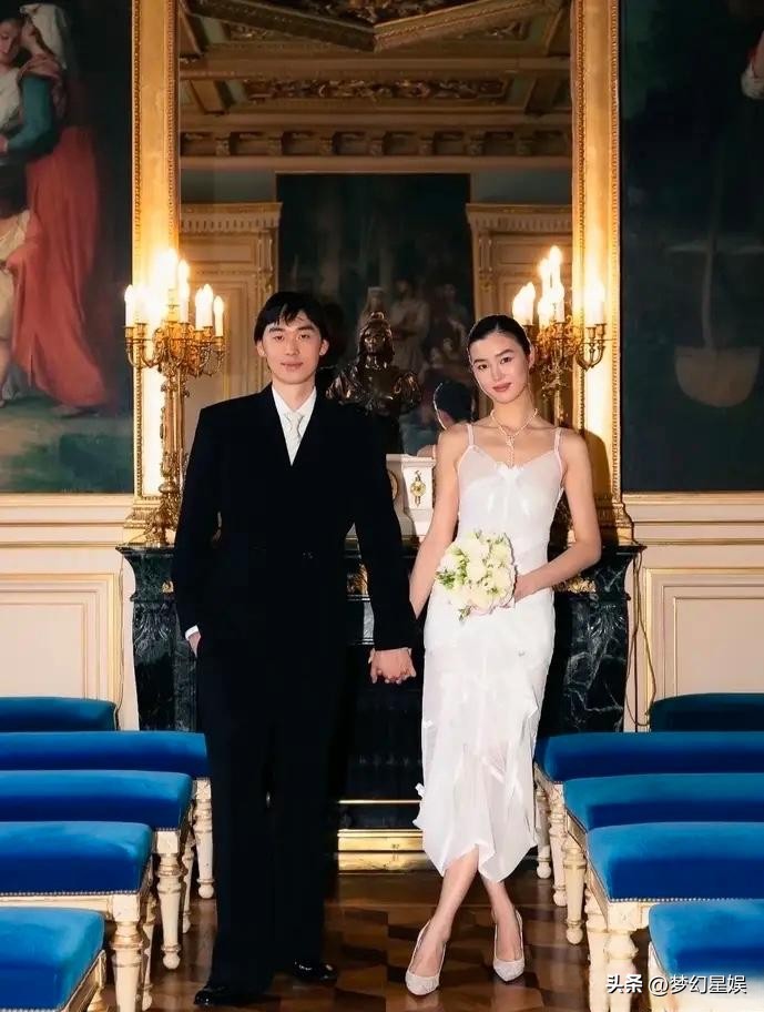 林依轮的长子林子濠结婚啦，新娘正是法籍华裔超模陈瑜！
 
不少网友看完一家人合照都感慨，真的是不是一家人，不进一家门，一家子气质格外契合。林依轮状态保养得超好，完全看不出年纪，斯文儒雅；妻子西华一身粉色穿搭，大气优雅，夫妻俩相守多年，感情一直十分甜蜜。
 
林依轮的两个儿子，一个长相随爸爸，一个更像