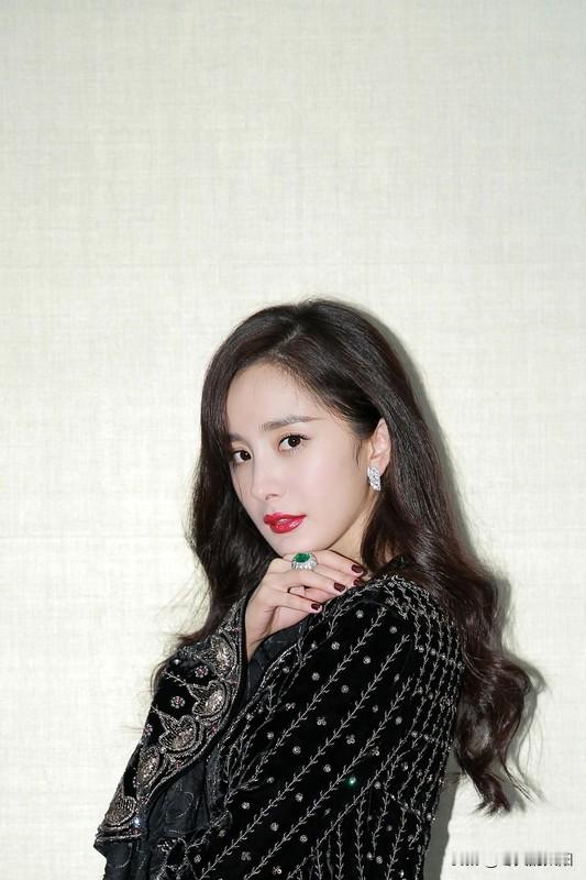 她保持热度的秘诀是什么？ 真正的大美女杨幂才华横溢又接地气，是时尚潮流...