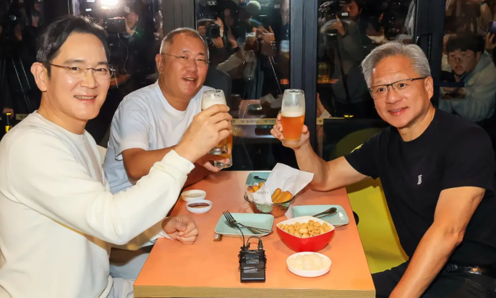 这轮全球AI浪潮，其实很多所谓的AI科技互联网公司，都在赔钱赚吆喝。而英伟达、三星集团和SK海力士，则是真的把真金白银给赚到手里。

黄仁勋、李在镕、崔泰源，三个月见了两次。
7月旧金山，9月纽约。英伟达、三星、SK海力士，全球AI半导体供应链上最赚钱的三家公司，又坐到一起了。
聊什么？HBM供应，