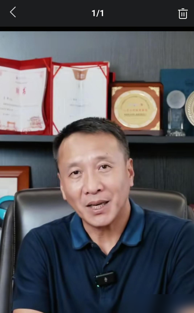 李群这话，等于把郭士强那套绝对服从直接按在地上碾。球员不服你，不是因为你没那个头衔，是因为你手里没真东西。
球圈赵探长采访，李群说得更透：信任不是任命状给的，是专业能力赢来的。他强调廖三宁、崔永熙怎么教出来的，敬业没得黑，但没用。
现实就是，你天天强调执行力、玩控制欲，场上三分投不进、篮板抢不着