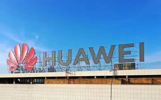 “全球手机操作系统现在已是三足鼎立！ 第一，美国安卓：全球市场份额79%。 第二，美国IOS：全球市场份额17%。 第三，中国鸿蒙：全球市场份额4%。”

智能手机发展到今天，操作系统早已不是简单的手机功能载体，而是连接硬件、软件、用户和产业链的重要基础。

过去多年，全球手机系统市场几乎被安卓和 ​