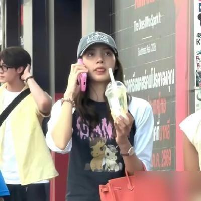 Lisa在泰国街头被拍到了，身边跟着黄衣服的泰国男演员blue，俩人边走边聊，状态很松弛。
之前跟LV三公子那段，从头到尾没官宣过，外界猜了两年，最后不了了之。
这次被偶遇的地点不是活动场合，就是普通街边，没有工作人员跟着，也没有刻意避嫌。
有意思的是，她刚在多伦多首映完个人纪录片，拉斯维加斯