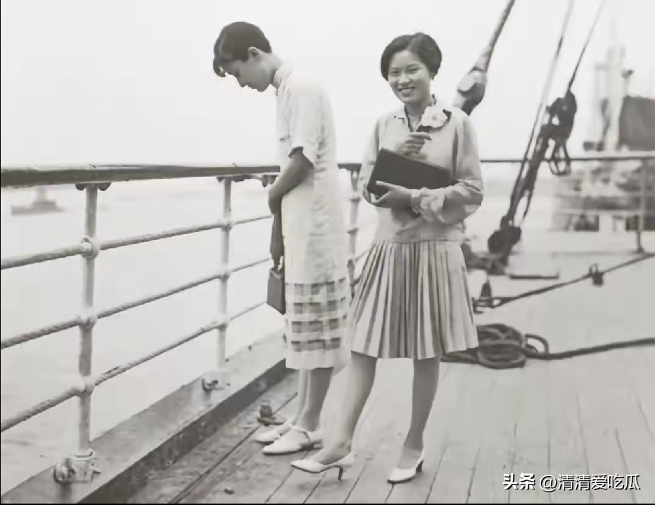 被蒋介石放逐的陈洁如
1927年初，陈洁如（左， 当时的蒋夫人）由张静江的女儿张倩英陪同去美国。很快，她的位置被宋美龄女士代替了。
家庭优越又接受过新式教育的文艺少女13岁就被三十多岁老男人盯上，父母也阻止不了真的很惨了[泣不成声]，那会陈的父亲正好过世了，真的很惨[泣不成声]蒋介石前妻