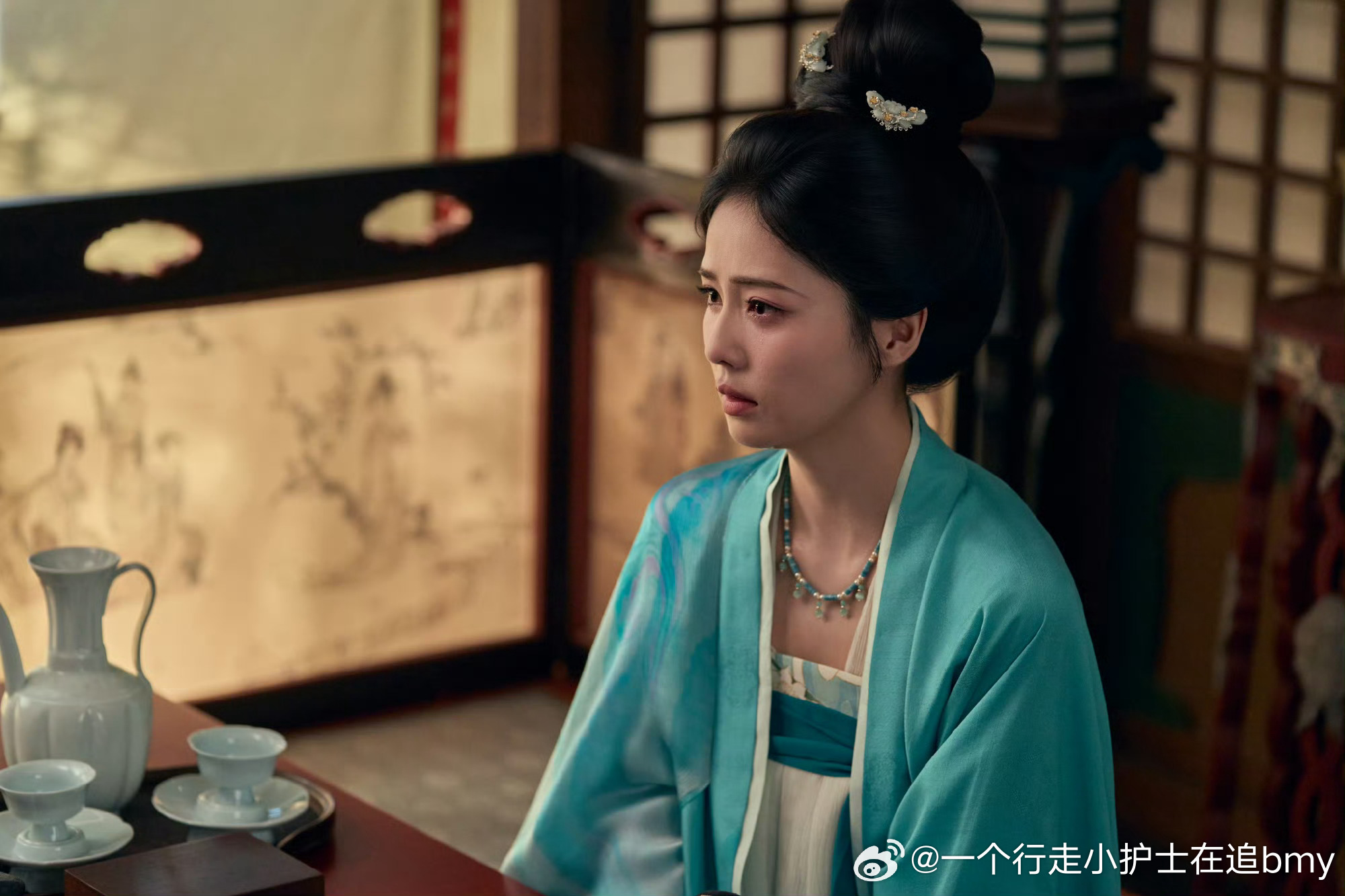 [超话]🦌🦌  🩵🩵🩵叶影婆娑藏智谋，璃光璀璨映凤冠，重生碾...