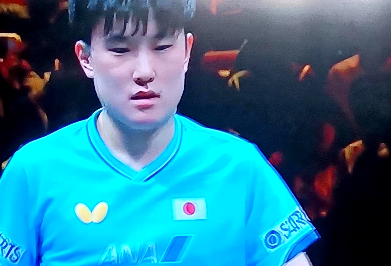 真没想到。
 

日本球迷来了。
 

在北京首钢园的中国大满贯赛场，张本智和对阵丹麦选手格罗特那场，看台那片日本应援团的动静特别显眼。
 

前两局被格罗特打得毫无脾气的时候，场子里其实沉闷得很。
 

欧洲大个子选手打球向来喜欢慢节奏，格罗特发球前拍球、擦汗、调整站位，每一步都精准卡在二十五秒规