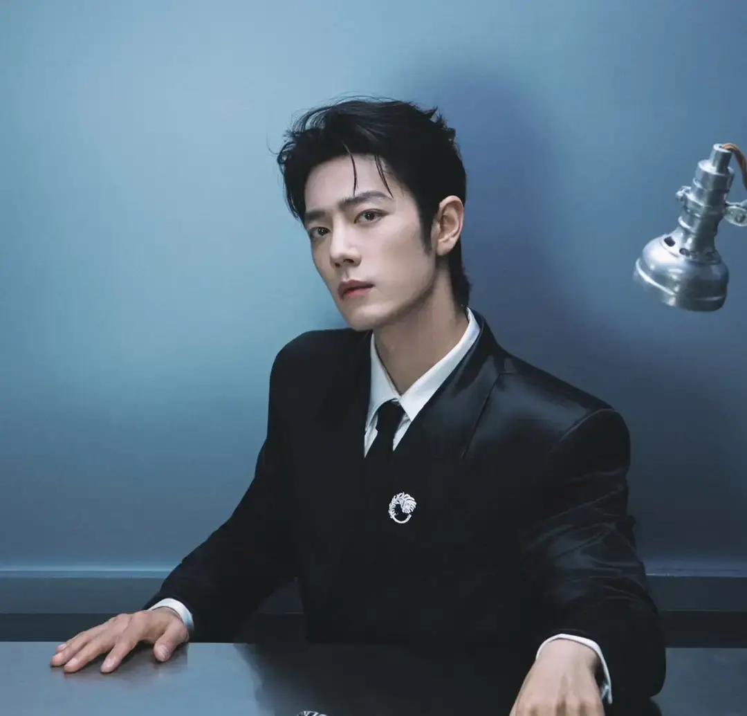 没有任何明星抱团转发，也没搞那些虚头巴脑的云包场，《小城良方》刚上线就直接砸出了5.5亿的讨论量。
现在的剧哪个开播不是铺天盖地的营销通稿，平台恨不得把热搜焊在榜一。
偏偏这部戏反其道而行之。
甚至为了配合肖战那边的演唱会行程，片方连原本的排期宣发都在往后缩，几乎就是半裸播的状态。
底气到底
