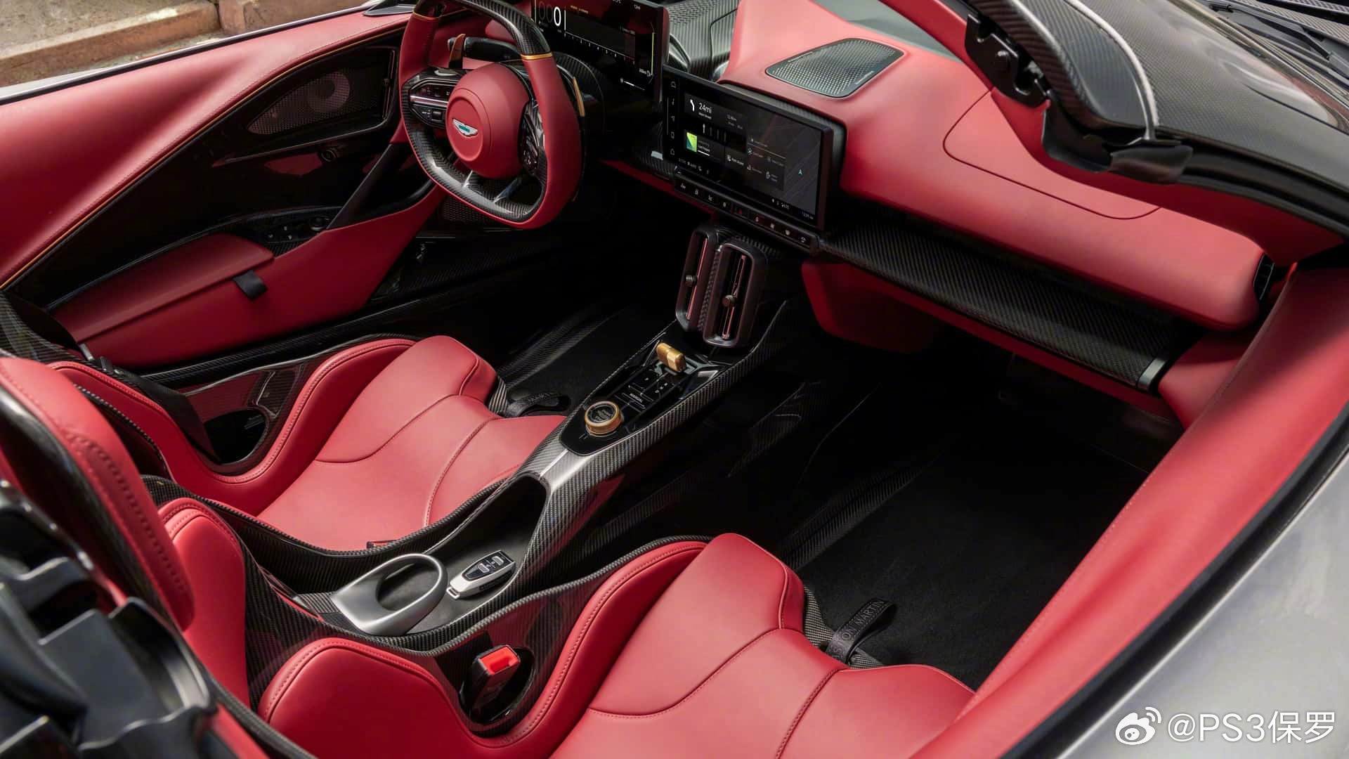 阿斯顿马丁VALHALLA SPIDER发布：
4.0T V8+三台电机，1079马力，1100牛米；
主动空气动力学系统与ESP经重新调校，600公斤下压力；
标配可拆卸收纳的黑色织物软顶，可选装碳纤维硬顶，最高车速可达到电子限速下350公里/小时；
新车另配有防雨罩；
Valhalla Spider标配全新碳纤维旅行座椅，可免费保留Val ​