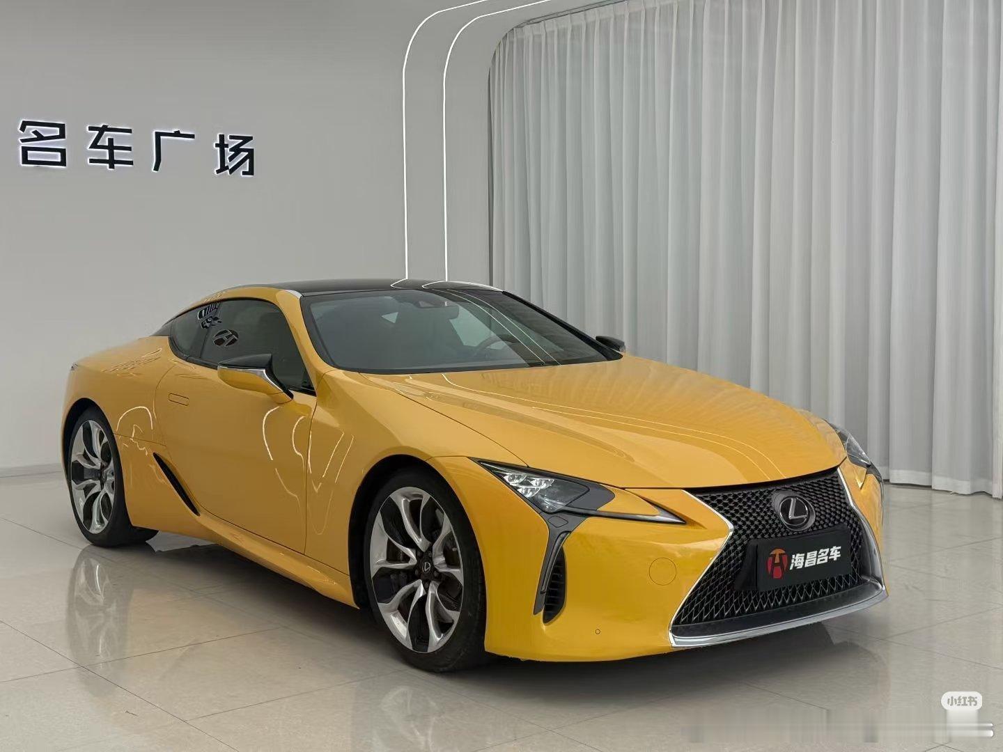 这辆开过的雷克萨斯LC500h，实表行驶约2.9万公里，原版车况很正常，原厂黄色车漆配碳顶，配置应有尽有，马克莱文森音响效果很好，比起宾利欧陆GT更加低调，车主更有品味，同时这台豪华GT轿跑也有十分魅力，也许是前所未有的驾驶乐趣 ​