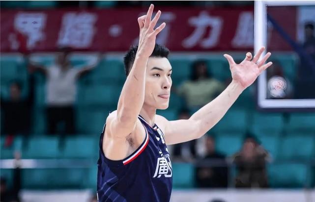 山东男篮把队长袖标从高诗岩手里摘下来，戴到了郭凯胳膊上。9月10号媒体人爆料，俱乐部没官宣但消息已经传开了。郭凯场均4.8分5篮板的数据摆在那，评论区吵翻了天，有人说够拼实至名归，有人说山东没人了。但真正值得琢磨的是时间线，9号俱乐部刚公布注册名单高诗岩名字前还挂着队长俩字，一天之后袖标就换了主人。