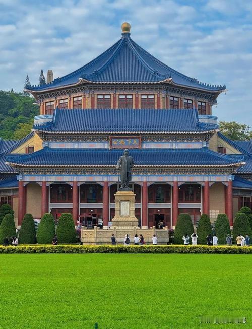 建议外地人来广州玩，市内的越秀公园和中山纪念堂可以走走，然后逛一下北京...