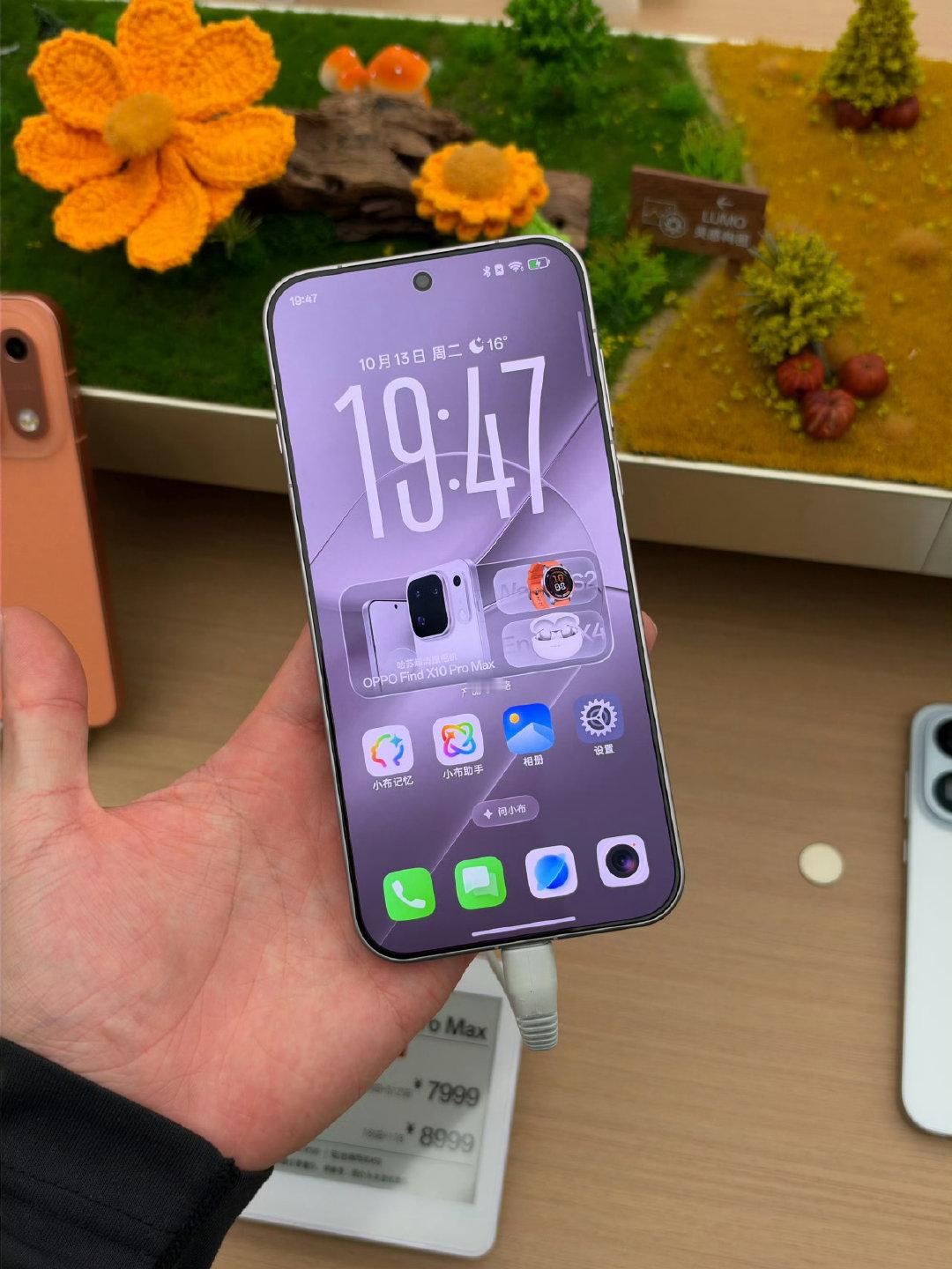 门店里的OPPO Find X10 Pro Max钛色实拍，拿在手上很好看很有质感 ​