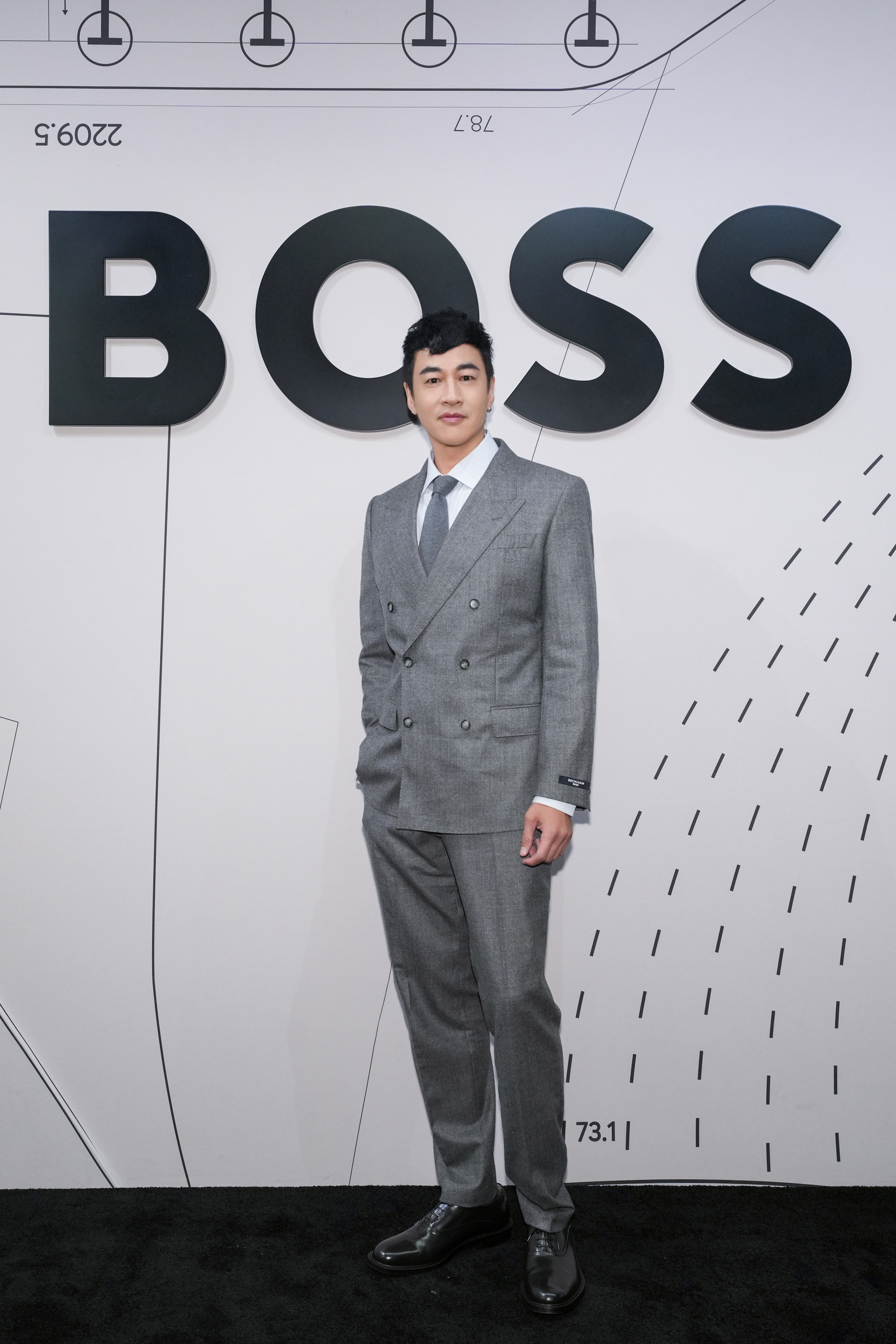 #BOSS西装男团阵容##BOSS精裁俱乐部# 重磅！精裁俱乐部10/14在成都麓湖CPI启幕！汪顺、张新成、何润东身着BOSS 2026秋冬西装亮相启幕现场，三人状态肉眼可见地好，西装上身不见刻意，反倒把每个人从容的那一面衬得更分明。10/15-10/25「裁见成都」主题展上线，德式精裁的考究撞上成都的松弛 ​