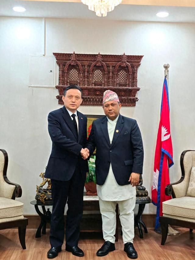 9月3日，尼泊尔外长希西尔见到中国大使张茂明。他说感谢中国驰援，紧接着补了一句：尼泊尔无意向中国寻求“气候正义赔偿”。
感谢归感谢，话锋一转，账另算。
这场景你品品——像是你朋友遭了灾，你送钱送米上门。他拉着你的手说：恩情我记一辈子，那债，我不找你要，我去找村委会评理。
人话讲叫：不找你。鬼话讲叫：