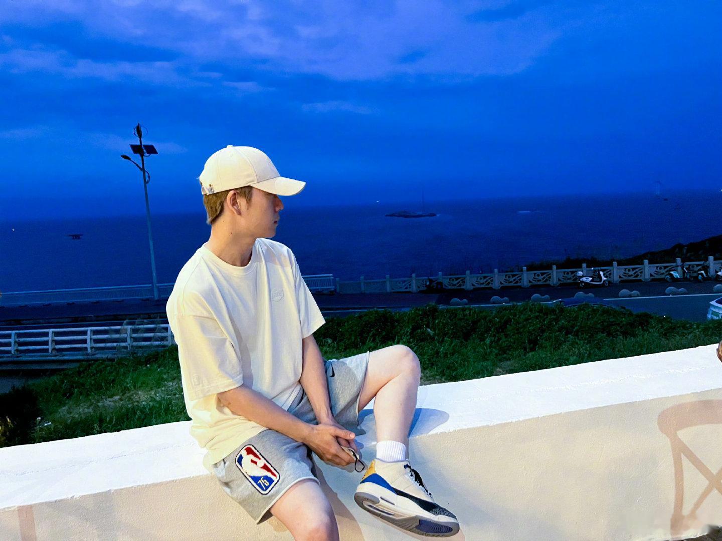 理手机相册，好喜欢这一组照片。

#王栎鑫[超话]# wyx#王栎鑫全新原创单曲傻鱼# ​
