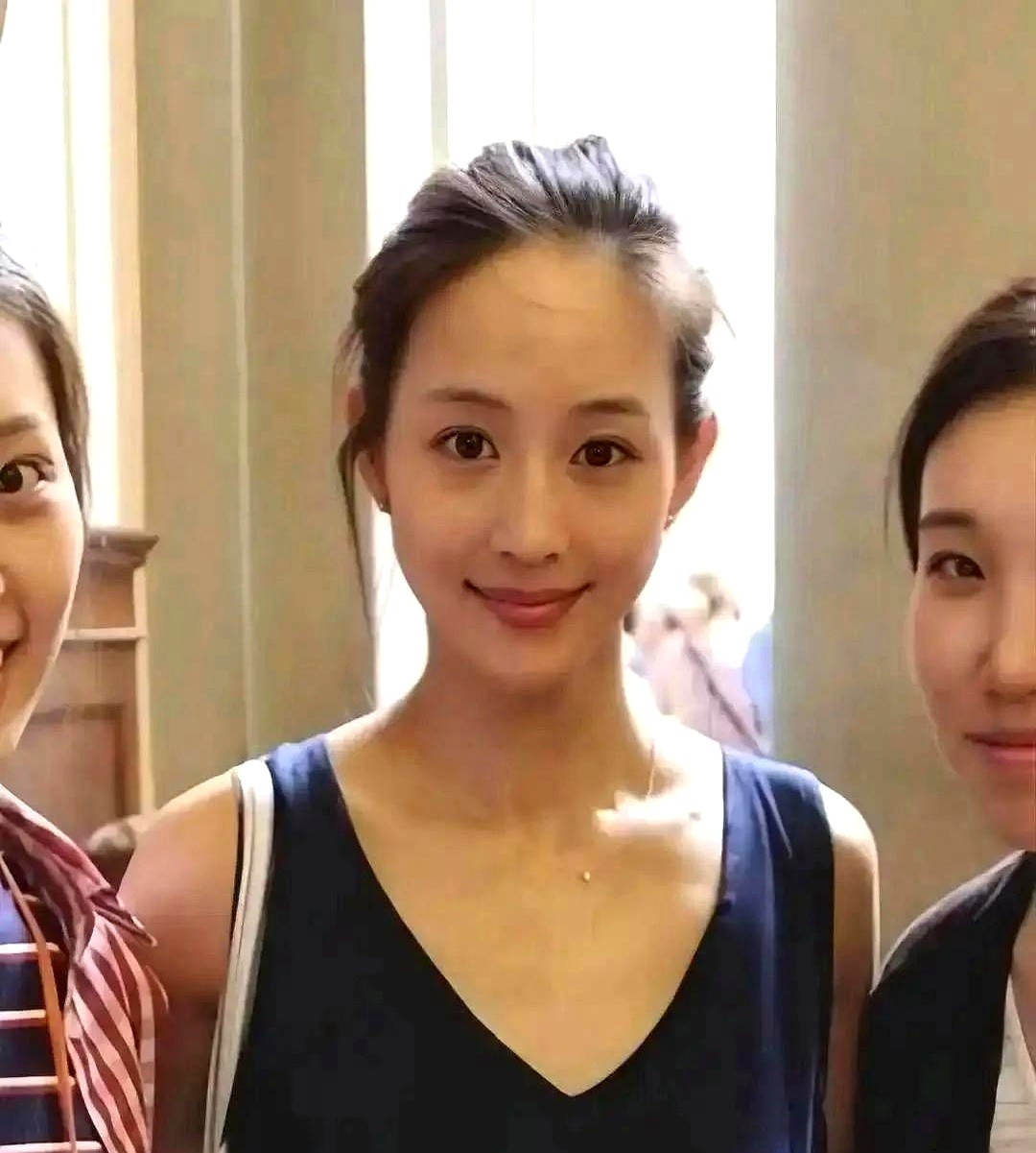 所有人都以为她叫张钧甯，其实人家本名叫张钧寗。

娱乐圈改名不稀奇，宋祖儿原名孙凡清，李一桐原名叫李雪。但张钧甯这本名拆开看大有玄机：中间的“心”多了一横变成“必”，底部的“用”直接换成了“冉”。读音倒是一点没变，还是读第二声的ning。

不少网友当场吐槽，之前好不容易查字典把“甯”字记熟了，现在