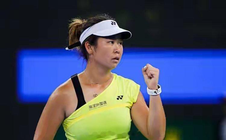 10月18日，WTA500宁波站资格赛决胜轮，持外卡出战的施晗站在中心球场。对面是9号种子、世界排名第74位的俄罗斯选手科尔涅娃。第一盘打到3比5，施晗落后。科尔涅娃手握发球胜盘局，再拿一局，首盘就没了。
然后施晗做了一件很“施晗”的事。她连破对手两个发球胜盘局，把首盘拖进抢七，7比6（4）拿下。 ​