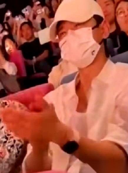 谢娜主演话剧谢幕，张杰坐在台下一个凝视的目光直接把她送上了热搜。
这对在当红时期就敢宣布恋情结婚的明星，硬是顶着网友十几年的质疑走到了今天。
连有着“二弟”称号的赵丽颖首次复出跑来捧场这件事，都没能盖过这段十年如一日的宠溺做派。
网友们老爱拿一句话来嚼舌头。
说人这辈子最难藏住的就两样东西，一个是咳