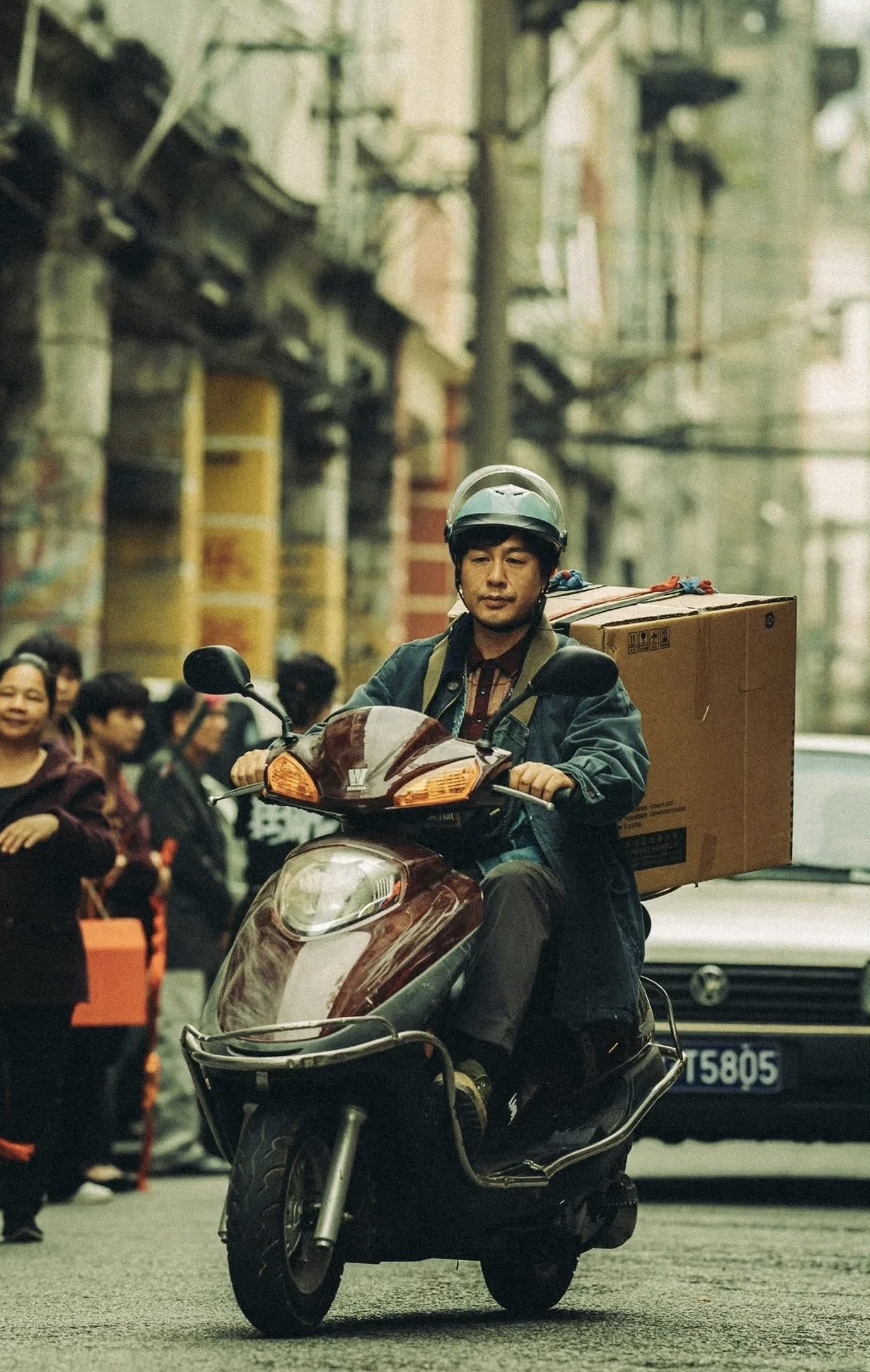 狂飙高启强的投名状是什么?

  高启强的“投名状”并非单一事件，而是一个层层递进的“纳投名状”过程。他向上攀爬的每一步，都伴随着一份沉重且血腥的“诚意”
  第一份投名状：除徐江，纳“能力状”
高启强见陈泰之前，先借泰叔之手除掉了徐江，这是他递给陈泰的第一份投名状。

徐江是陈泰的得力助手，但