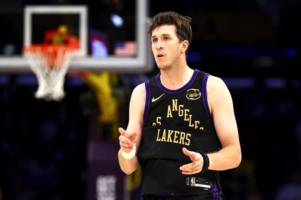 湖人3-0领先火箭，这幸福的烦恼可真要命。    老詹场场顶着40分钟...