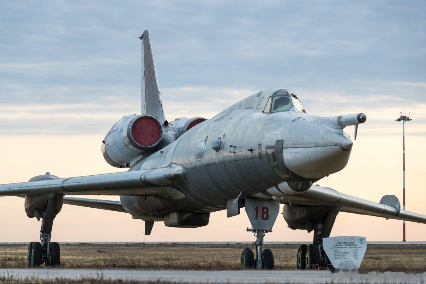 Tu-22 是苏联第一款投入量产的超音速轰炸机。1960 年代初期，苏联将双发超音速喷气式轰炸机——图波列夫（Tupolev）“Tu-22”（北约代号：“眼罩”，Blinder）正式投入现役。其性能与美国的B-58“盗贼”轰炸机大致相当，“眼罩”能够进行超音速飞行，并具备很高的亚音速巡航速度。 ​