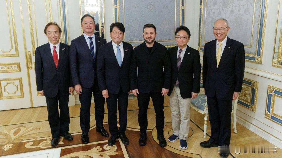日本前防相小野寺五典近日访问乌克兰，达成一项引人关注的协议：试验性购买乌克兰实战版无人机，并引进其无人机作战经验。这件事表面是军购，背后是日本对自身作战能力的一次重新审视。

俄乌冲突打了多年，乌克兰在士兵规模和整体能力不占优势的情况下，凭借无人机、无人艇、无人潜航器“三无一体”的打击行动，把黑海舰