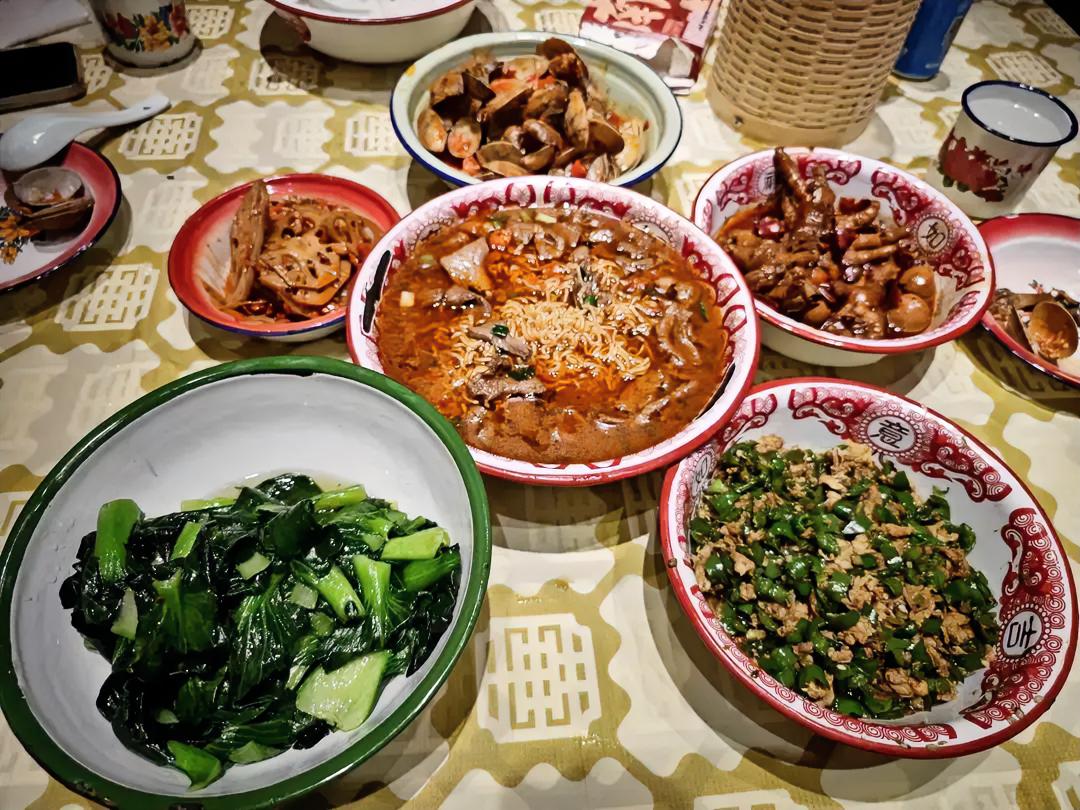 谢霆锋南昌演唱会结束后，低调带着团队打卡江西小炒的消息刚出，不少打工人就默默把午餐清单更新了。同样是日常午餐，称重快餐一荤两素动辄四十多，还容易踩汤汁增重的坑；江西小炒二三十就能拿下现炒鲜辣套餐，比预制菜热、比外卖香，实在太多。其实火的哪里是菜？这些开在城中村、工业园门口的小店，一句 “老表” 的招