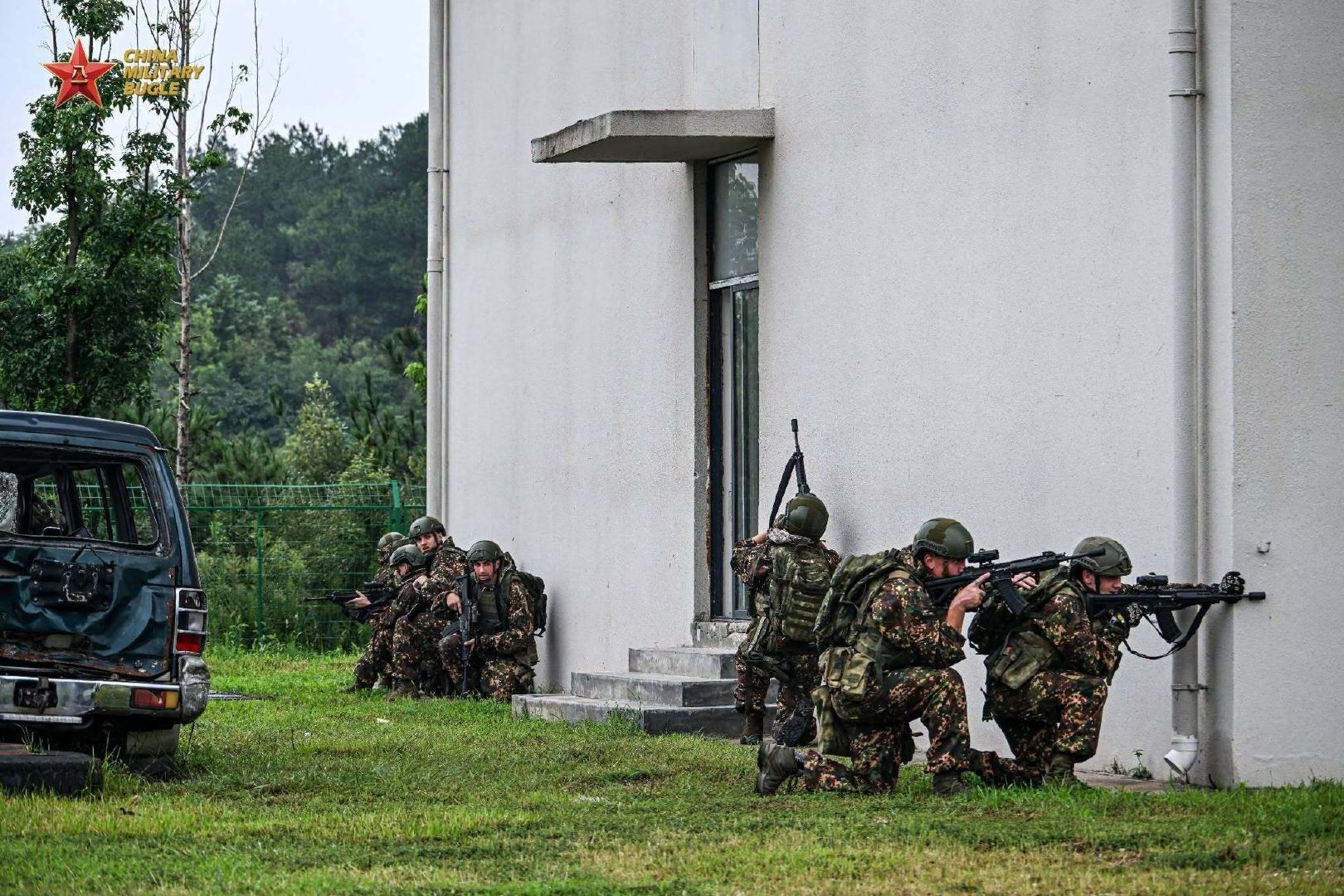 8月24日，中白“神鹰2026”空降兵联合训练正式闭幕。
一组双方队员训练间隙的照片，体现了两军官兵的协作和友谊。 ​