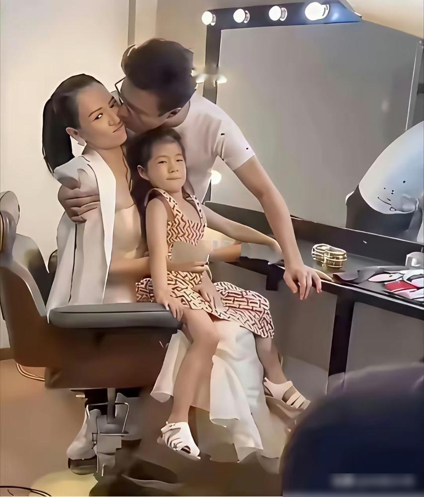 汪峰北美开唱，章子怡转身当了电影节座上宾，这俩人分开后，一个比一个能打。
当年章子怡拍《无问西东》，汪峰抱着孩子去探班，片场外一家三口窝在房车里吃盒饭。那时候全网都说汪峰配不上她，可章子怡偏要穿着军大衣蹲在监视器后头，指着镜头跟汪峰说，你看我这场哭戏得收着演。
结果呢，现在汪峰搞地平线巡演，第一